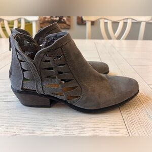 JG gray/beige ankle boots, zip back, cut out‎ detail Faux suede block heel sz 9
